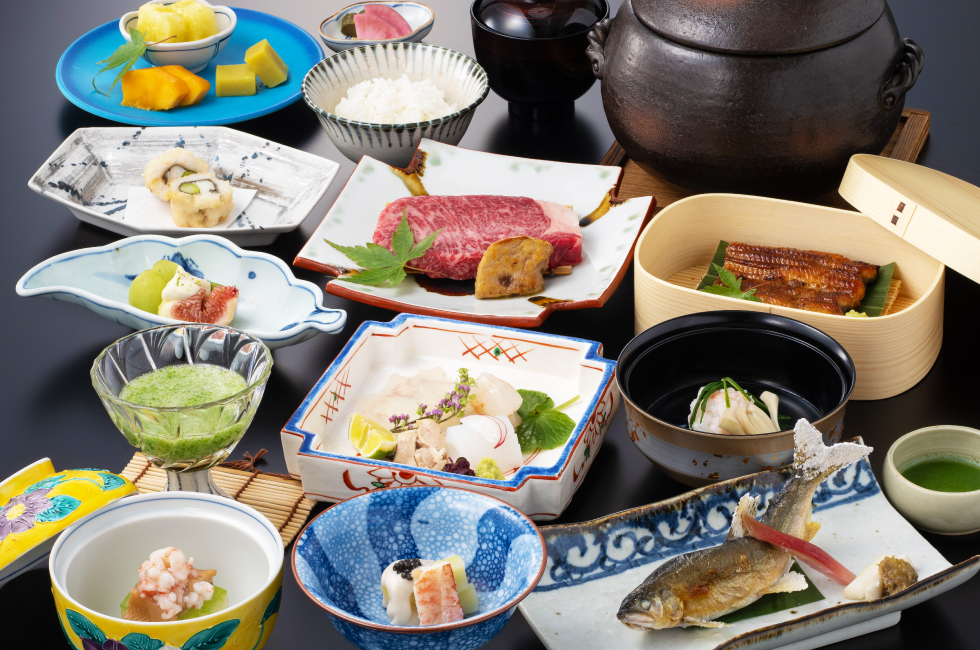 月替わり懐石コース（会員ご料金38,500円税込）※写真は一例で、季節によって食材やお料理内容は変わります