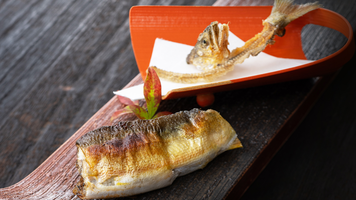 「結乃懐石コース」天然鮎の塩焼き 骨煎餅